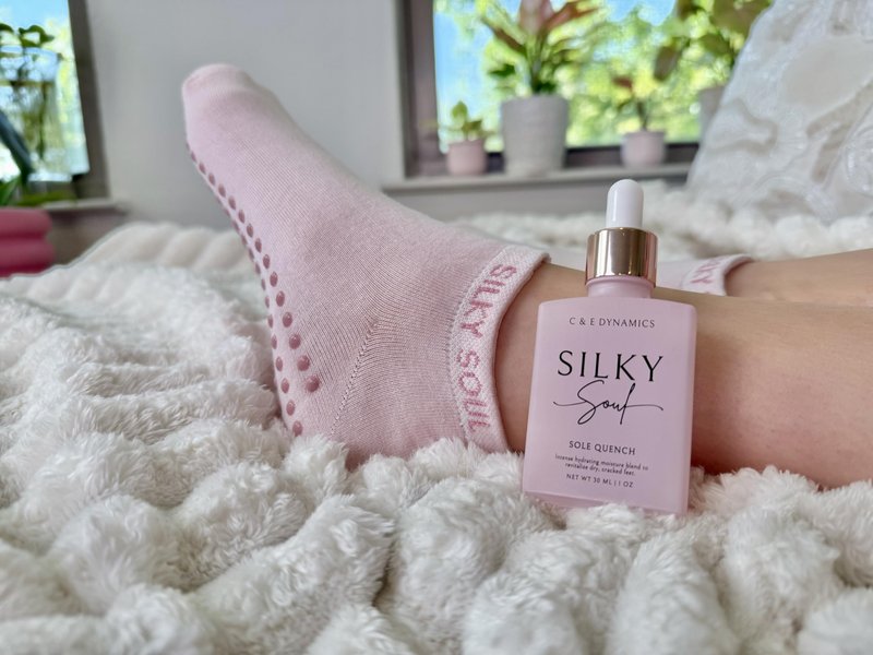 Silky Soul Moisturizing Silicone Socks for Dry Feet & Cracked Heels with Hydrating Tincture - Foot Softening & Heel Repair Treatment - Intensive Foot Repair (Pink, Large)
