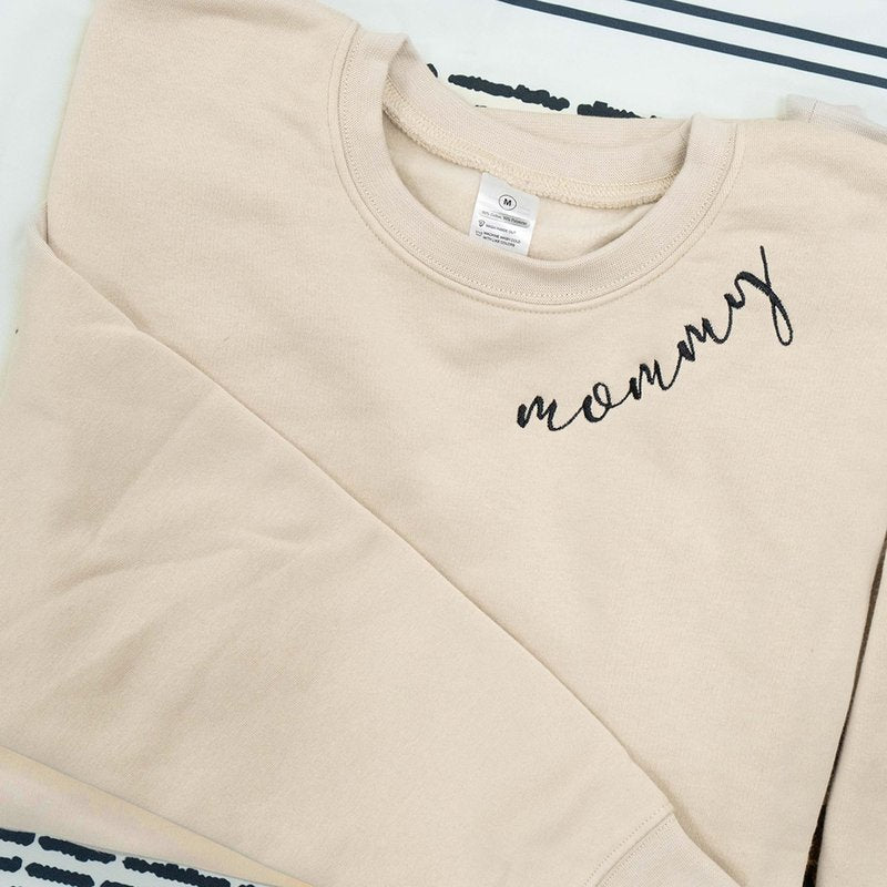 Nani - Mommy Mom Mama Embroidered Crewneck Sweatshirt Heart On Sleeve for Women - Gifts For New Mom Mama Birthday Christmas Mothers Day Valentine Embroidery Pullover Sweater Shirt Sand
