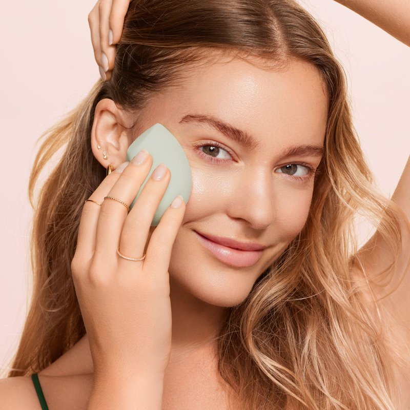 EcoTools Blurring Blender Makeup Sponge, Makeup Blending Sponge For Blurred Skin, For Liquid & Cream Foundation, Cloud Coverage Memory Foam, Eco Friendly, Latex Free, Cruelty-Free & Vegan 1 Count
