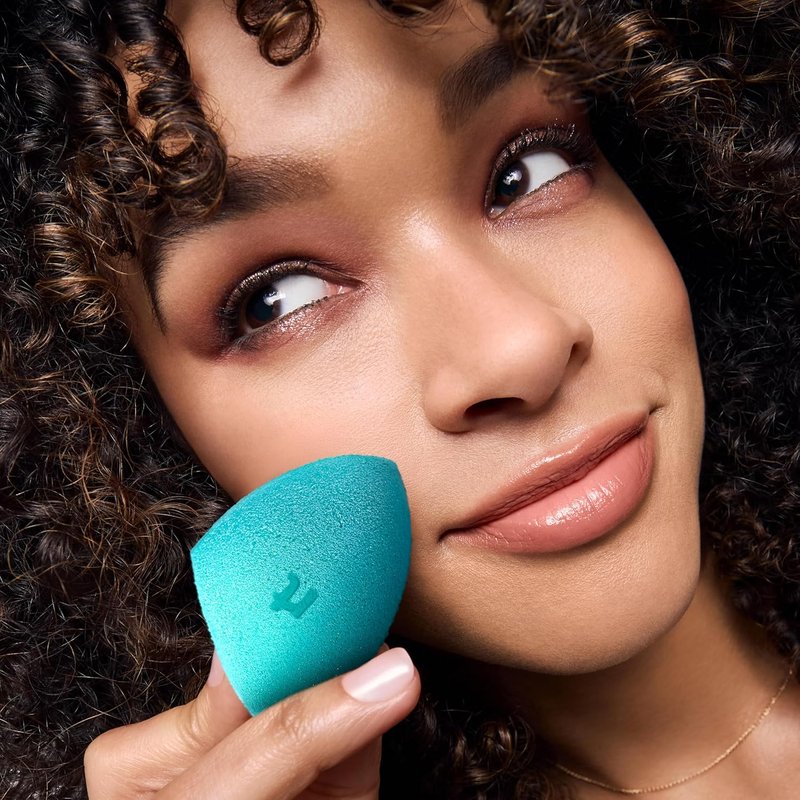 Real Techniques Miracle Airblend Sponge - Matte Makeup Blending Sponge for Liquid & Cream Products, Latex-Free, 1 Count