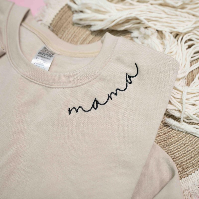 IZI POD - Mama Mom Mommy Embroidered Crewneck Sweatshirt Heart On Sleeve for Women - Gifts For New Mom Mama Birthday Christmas Mothers Day Valentine Embroidery Pullover Sweater Shirt Sand L