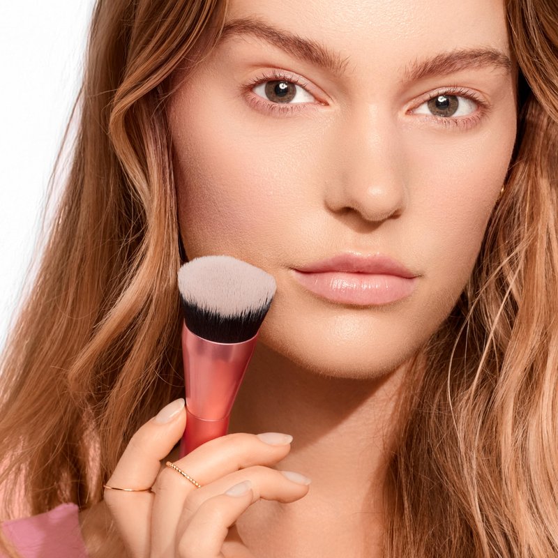 Real Techniques Glow Round Base Makeup Brush, For Liquid & Cream Makeup, Flat Top Foundation Brush For Buffing & Blending Up Coverage, Dense, Synthetic Bristles, Vegan & Cruelty Free, 1 Count